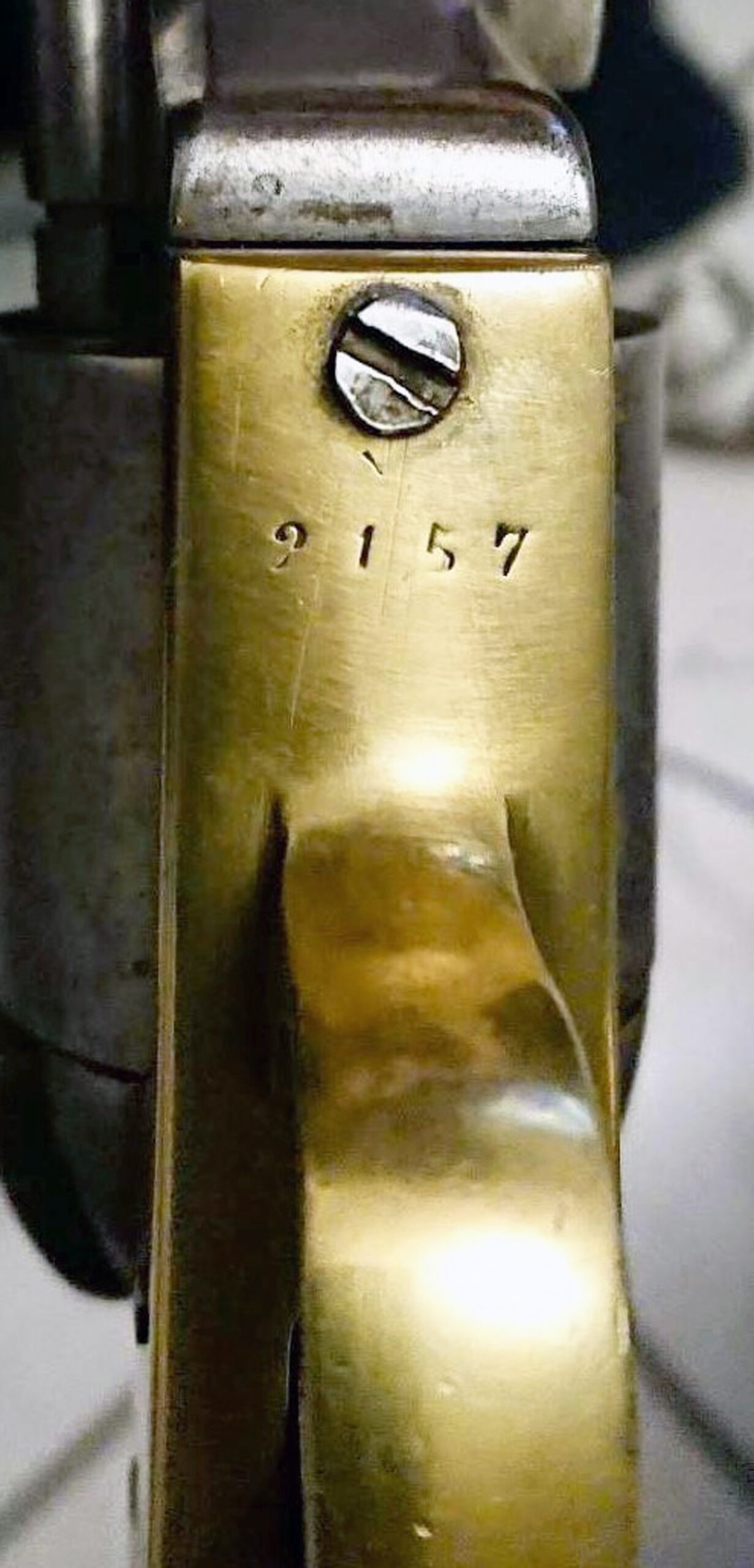 Wide trigger guard of the LF 0 - Colt 2157.